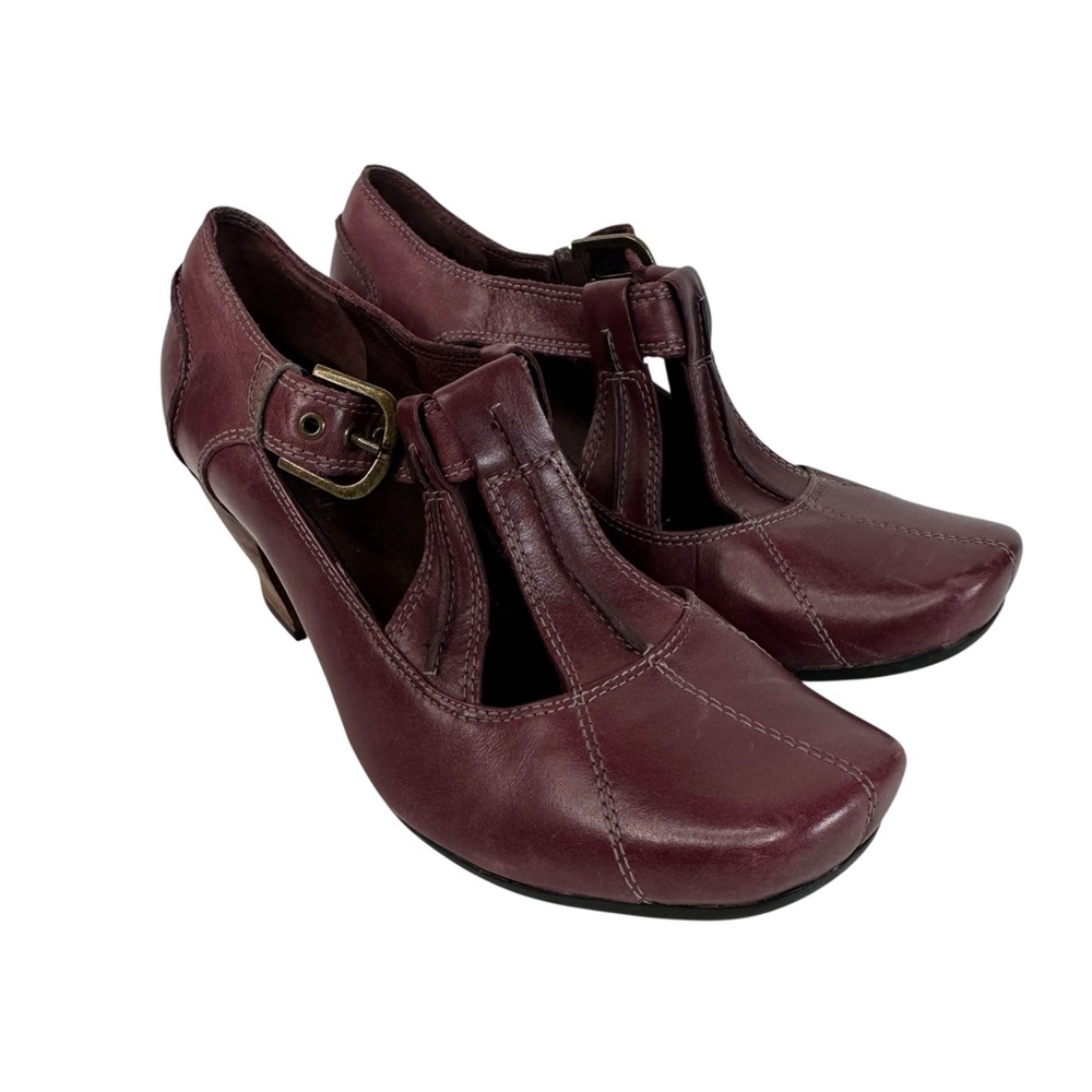 Women's T-Strap Mid-Heel Pumps in Burgundy